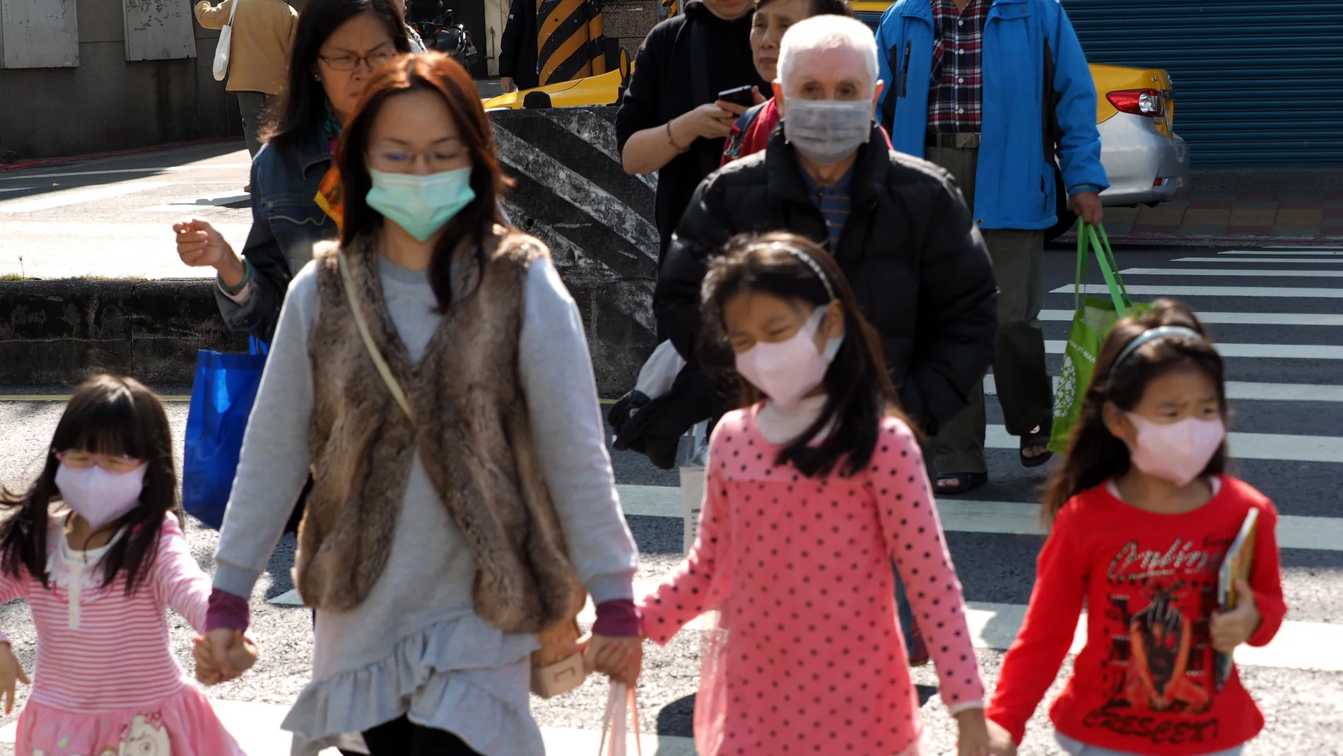 Habitantes de Taipei con máscaras por miedo al virus