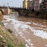 Los restos de espuma que han aparecido en el río Segura a su paso por Murcia