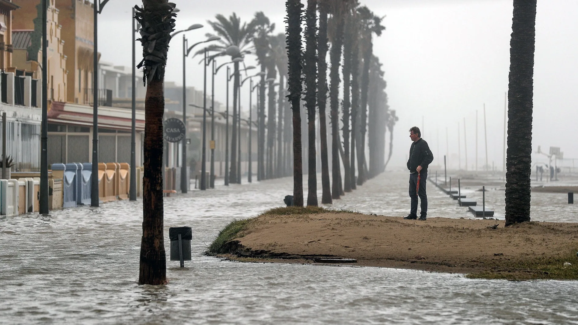 -FOTODELDÍA- GRAFCVA1271. VALENCIA, 21/01/2020.- La playa de la Patacona (Valencia), este martes, completamente inundada por la borrasca 'Gloria', que afecta a la Comunitat Valenciana desde el domingo, y que ha dejado en las últimas veinticuatro horas precipitaciones acumuladas de 567 litros por metro cuadrado en Pinet (Valencia) y vientos de 65 kilómetros por hora en Torreblanca (Castellón). EFE/Manuel Bruque