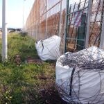 Trabajos de retirada de la sirga tridimensional o tercera valla fronteriza de Melilla. EFE/ F.G Guerrero