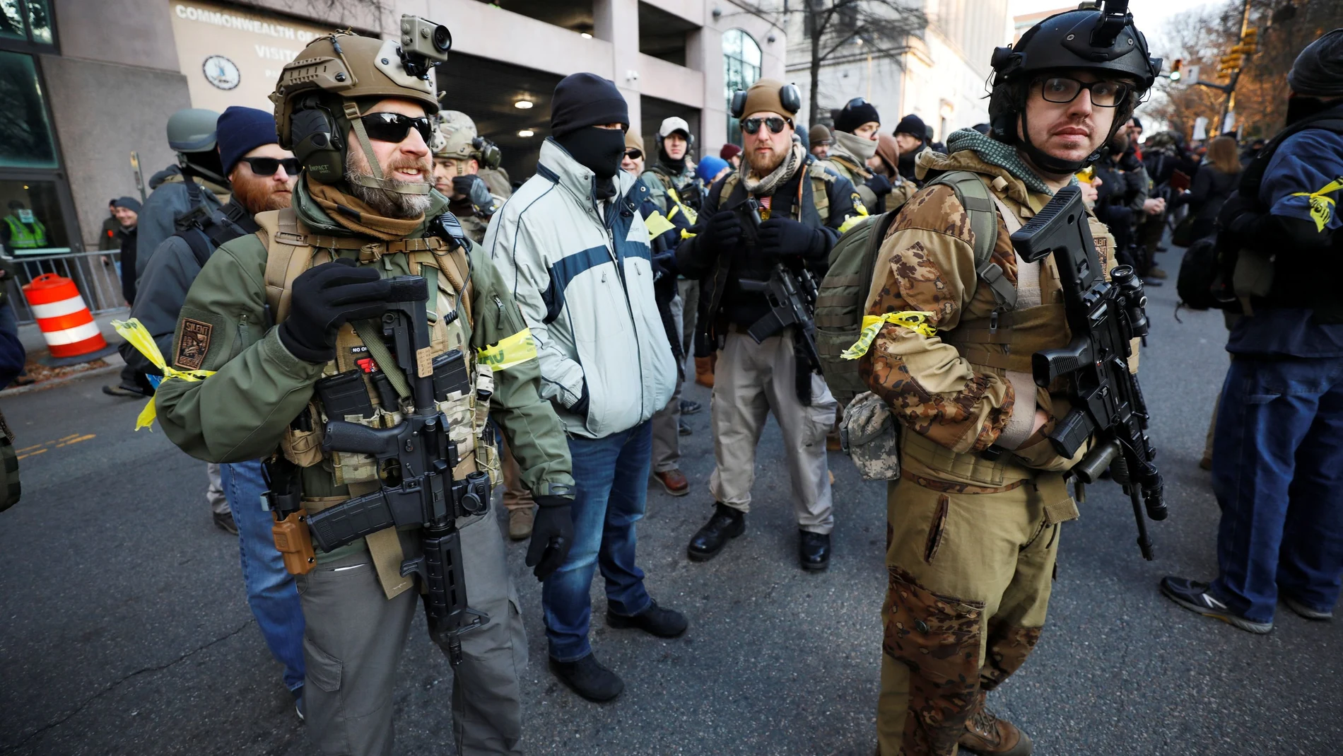 Miembros de una milicia acudieron ayer a manifestarse en la zona sin armas de Richmond (Virginia)/Reuters