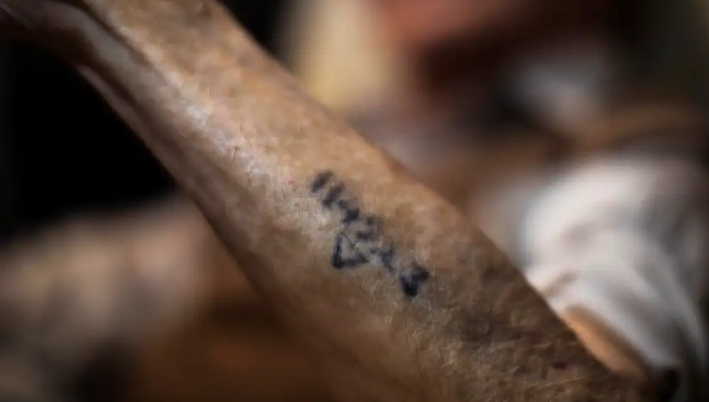 Moshe HaElion de 92 años, muestra su número de prisionero tatuado en el brazo.