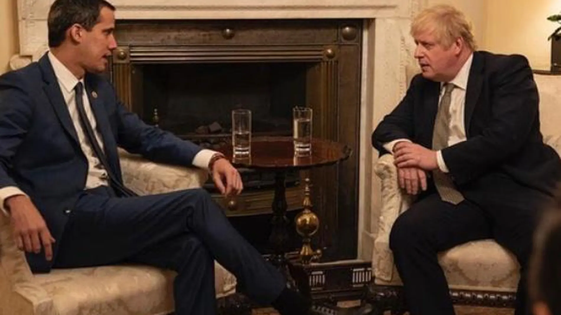 Juan Guaidó y Boris Johnson conversan ayer en Downing Street