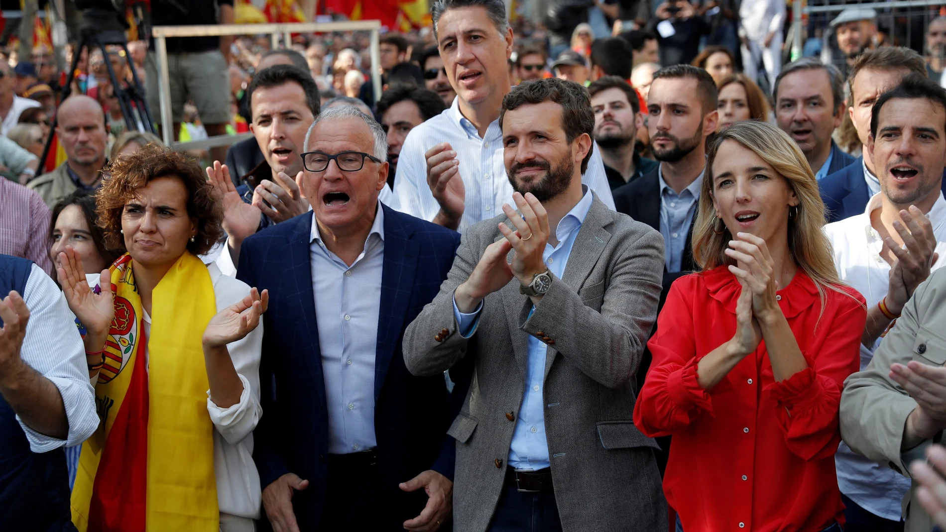 El líder del PP, Pablo Casado, junto a su portavoz en el Congreso, Cayetana Álvarez de Toledo, y el líder popular en el Ayuntamiento de Barcelona, Josep Bou, el pasado diciembre en una manifestación unitaria convocada por Societat Civil Catalana