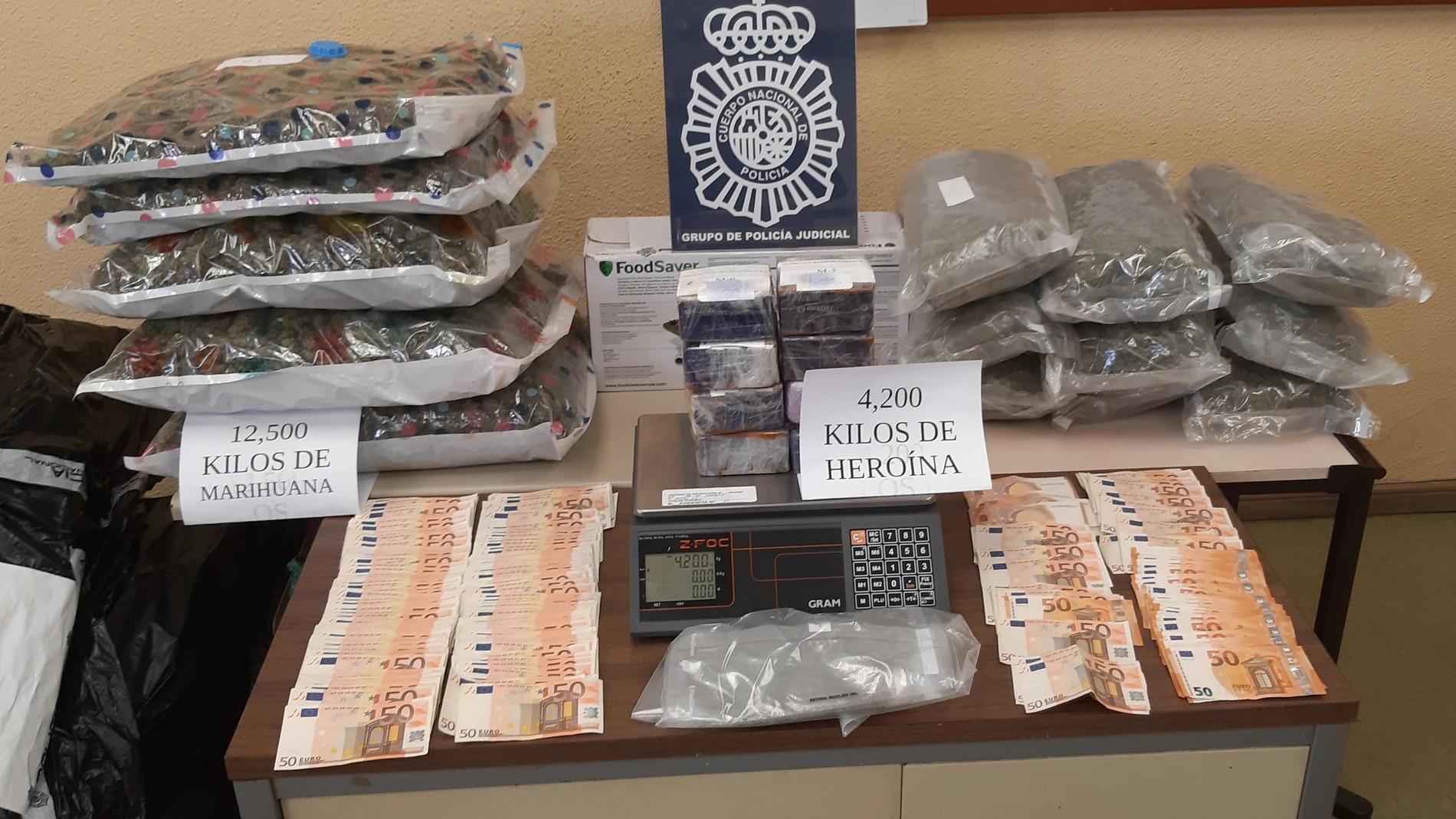 La Policía Nacional desarticula un grupo criminal dedicado a distribuir heroína en narcopisos y al cultivo indoor de marihuana