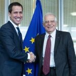 Josep Borrell (d), saluda al presidente de la Asamblea Nacional de Venezuela, Juan Guaidó, antes de su reunión en la Comisión Europea. EFE/ Aris Oikonomou