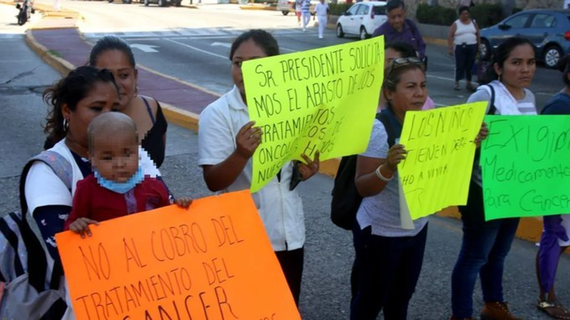 Padres protestan en el Aeropuerto Internacional de Ciudad de México