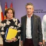 El alcalde Sarbelio González presenta las Cuentas junto a los concejales de Presidencia, Luis Guillermo Gago (IPA), y de Hacienda, María Ángeles Retamero (Ciudadanos)