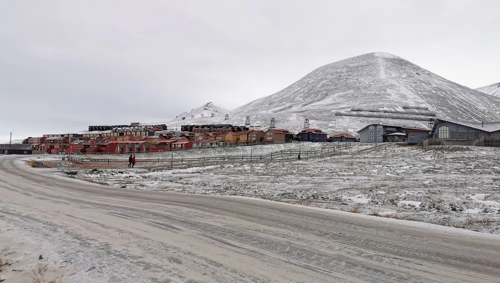 Longyearbyen es el mayor asentamiento del archipiélago de las islas Svalbard, situadas en el océano Glacial Ártico y pertenecientes a Noruega