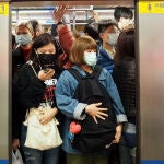 Pasajeros del metro se cubren la cara con máscaras en Taipei, Taiwán.