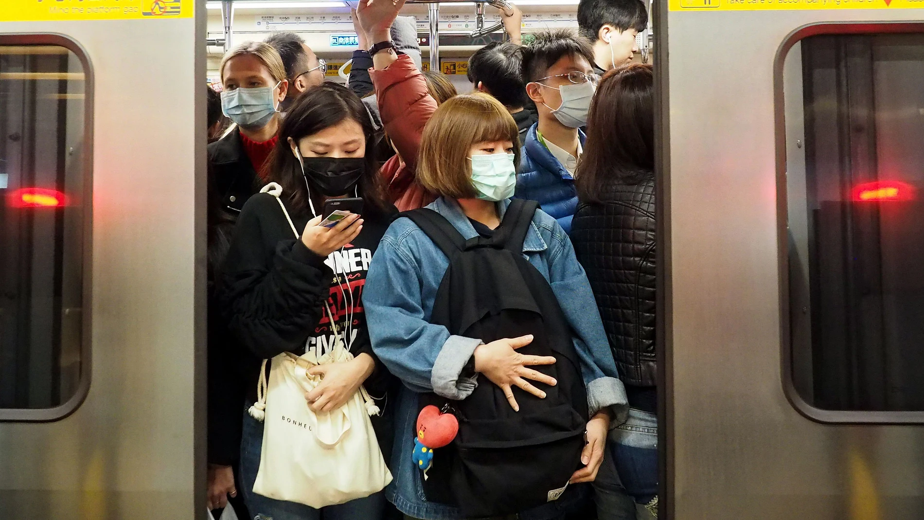 Pasajeros del metro se cubren la cara con máscaras en Taipei, Taiwán.