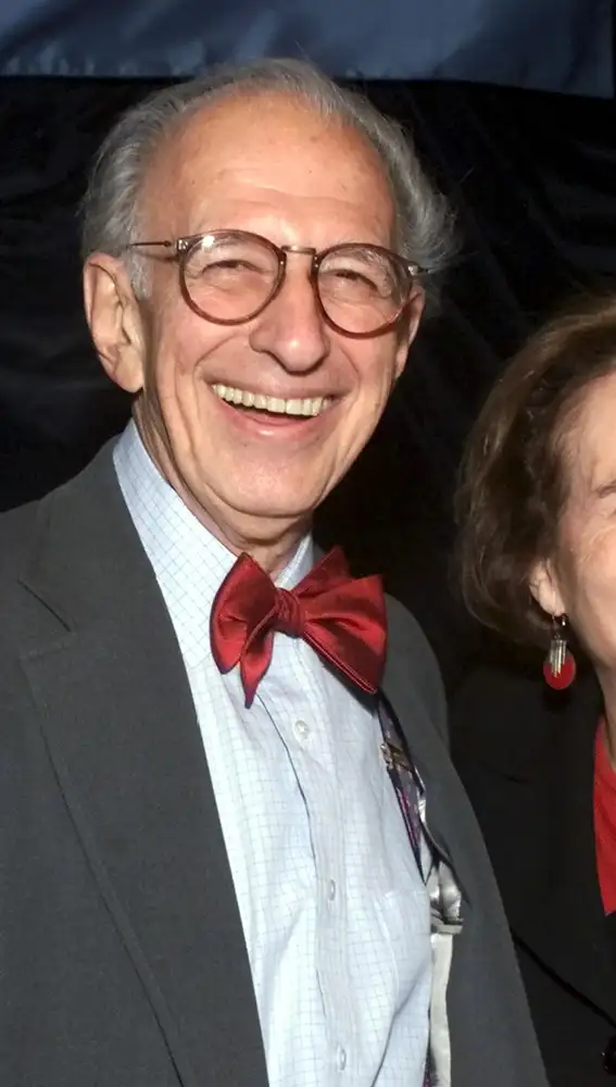 En la imagen con su mujer cuando recibió el Nobel (AP Photo/Ed Bailey)