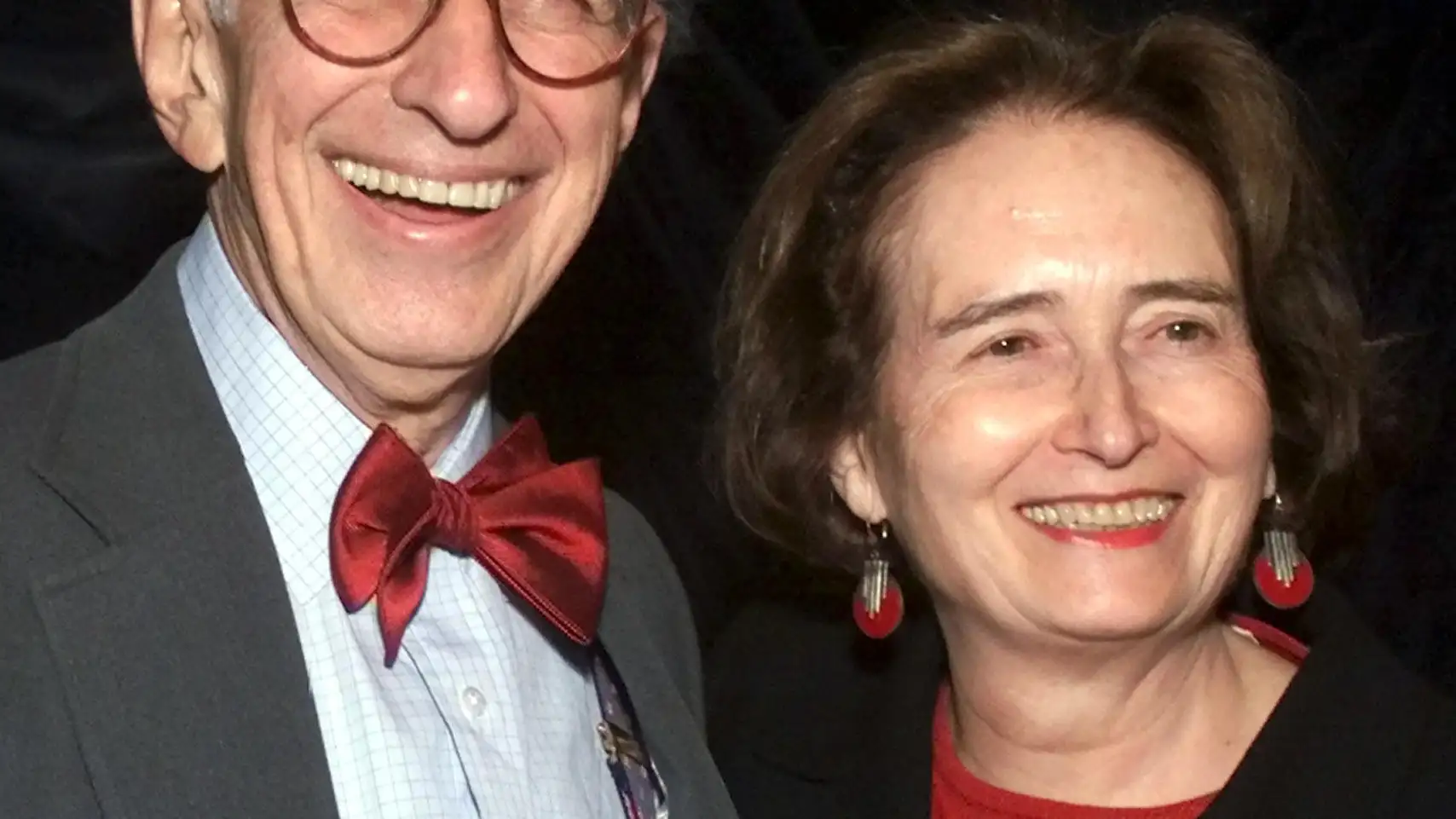 En la imagen con su mujer cuando recibió el Nobel (AP Photo/Ed Bailey)