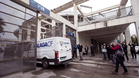 imagen de archivo de una furgoneta entrando en las instalaciones del estadio del Málaga Club de Fútbol de La Rosaleda