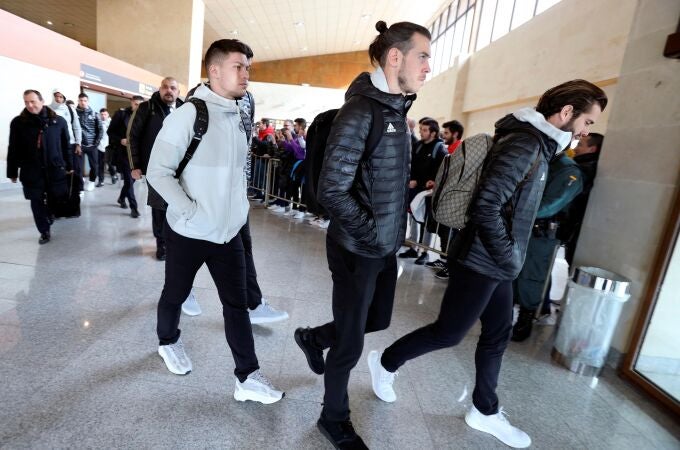 El jugador galés del Real Madrid Gareth Bale (c) llega junto con el resto del equipo este miércoles al aeropuerto de Salamanca para disputar frente al Unionista, el partido correspondiente a los dieciseisavos de final de la Copa del Rey, esta noche en las Pistas del Helmántico. EFE/J.M.GARCÍA