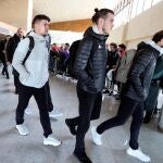 El jugador galés del Real Madrid Gareth Bale (c) llega junto con el resto del equipo este miércoles al aeropuerto de Salamanca para disputar frente al Unionista, el partido correspondiente a los dieciseisavos de final de la Copa del Rey, esta noche en las Pistas del Helmántico. EFE/J.M.GARCÍA