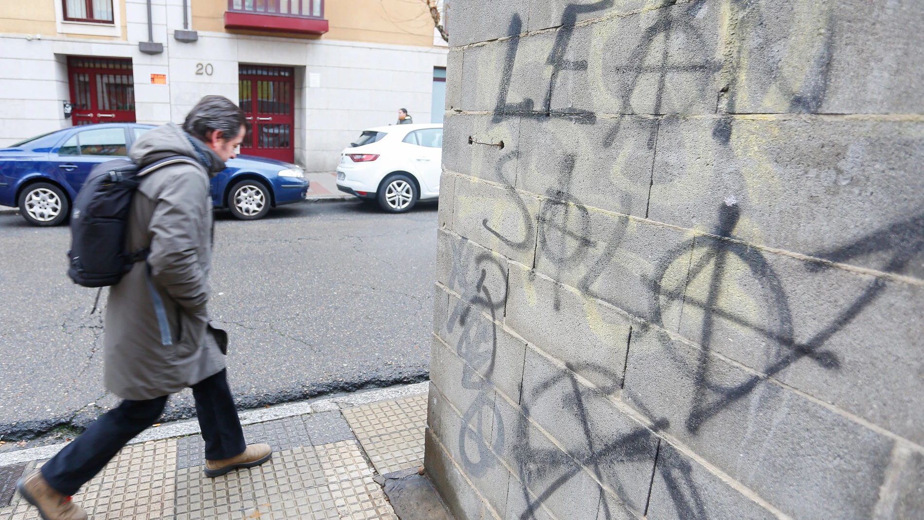 Un vecino pasa junto a una de las pintadas que reclama la independencia de León en la capital