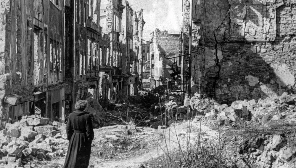 Una mujer camina entre las ruinas de Dresde
