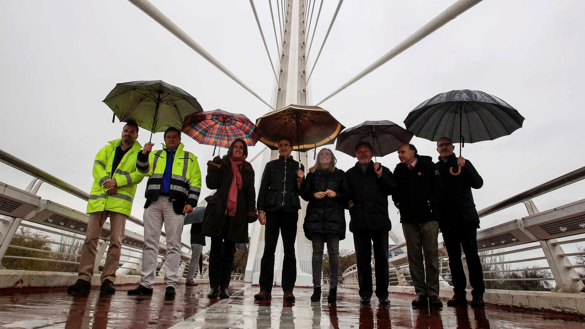 La consejera de Fomento, Marifrán Carazo, en el puente del Alamillo de Sevilla