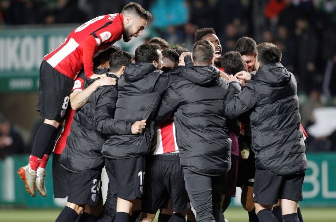 Los jugadores del Athletic celebran la clasificación para octavos de Copa en la tanda de penaltis
