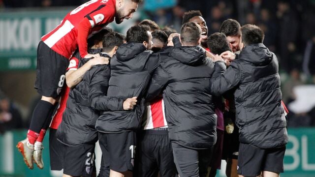 Los jugadores del Athletic celebran la clasificación para octavos de Copa en la tanda de penaltis