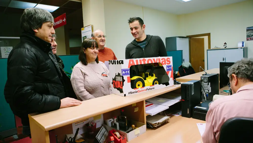 La plataforma Soria ¡Ya! entrega una excavadora de juguete y un escrito en la subdelegación de Gobierno