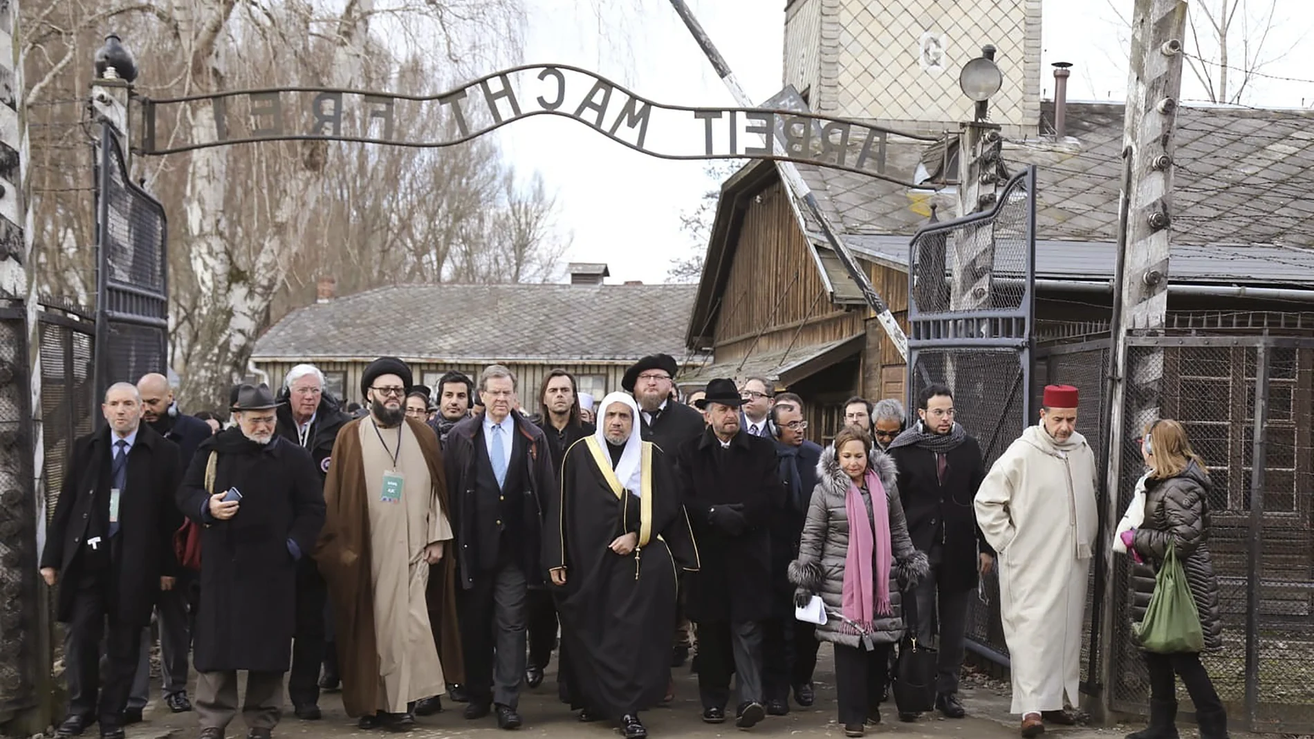 Una delegación de lideres religiosos en la puerta del campo de concentración polaco