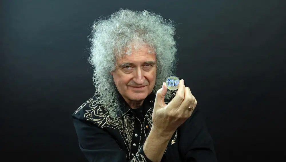 Brian May muestra una de las monedas durante la presentación de la colección