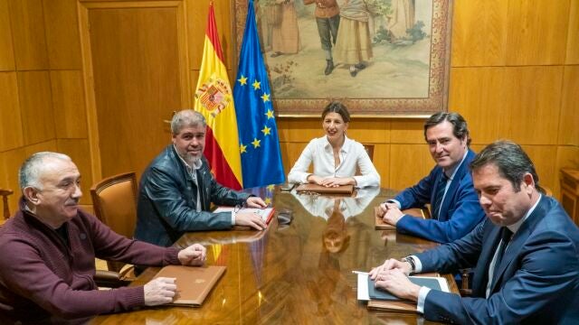 La ministra de Trabajo y Economía Social, Yolanda Díaz; los secretarios generales de UGT y CCOO, Pepe Álvarez y Unai Sordo; el presidente de CEOE, Antonio Garamendi, y el presidente de Cepyme, Gerardo Cuerva