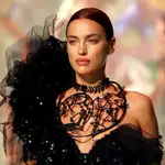 Modelo Irina Shayk durante el desfile de Alta Costura Primavera/Verano 2020 del diseñador Jean Paul Gaultier.