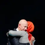 Jeff Bezos, el dueño de Amazon, abraza a la novia del asesinado periodista saudí Jamal Khashoggi/Reuters