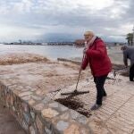 Dos vecinas de Los Alcázares retiran restos de arbustos de las aguas de lluvia que estan entrando en el Mar Menor, tras las intensas lluvias de septiembre. Imagen de Archivo