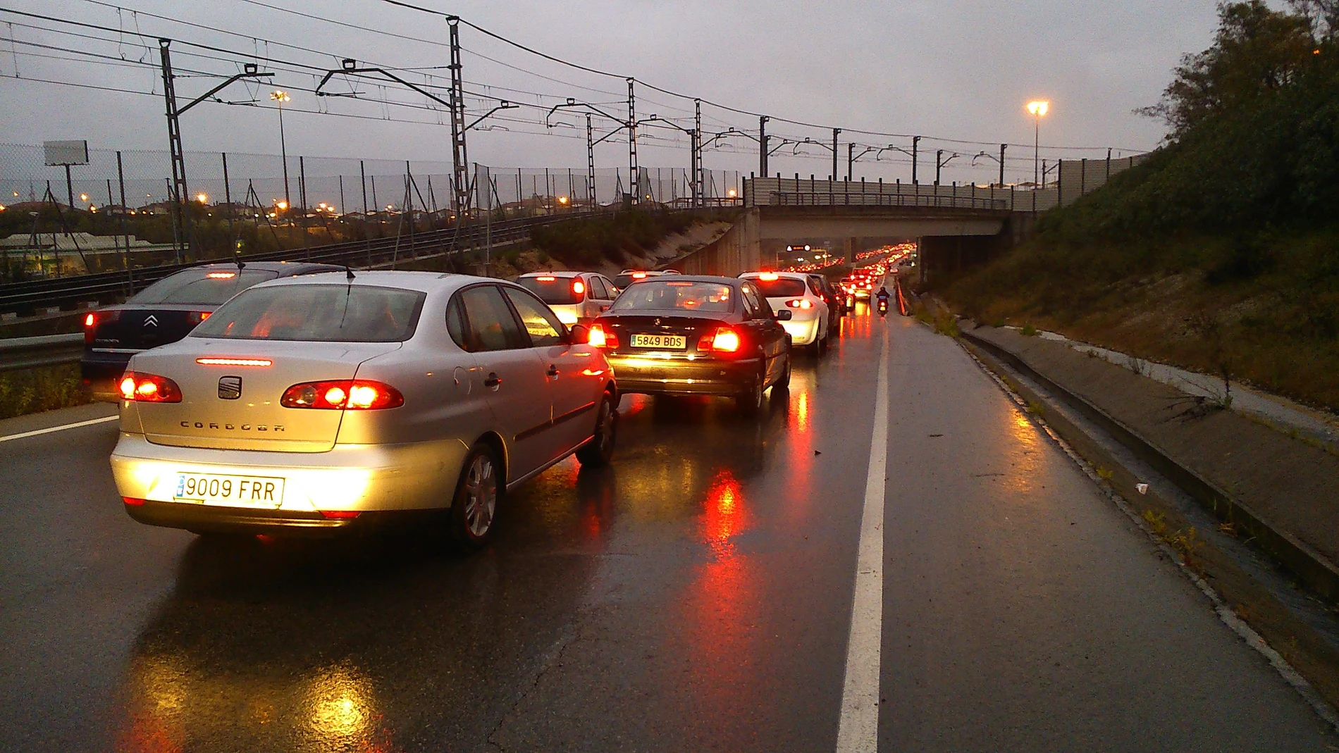 Sevilla.- Sucesos.- Un camión accidentado causa el cierre total o parcial de la A-4 y varios kilómetros de atascos