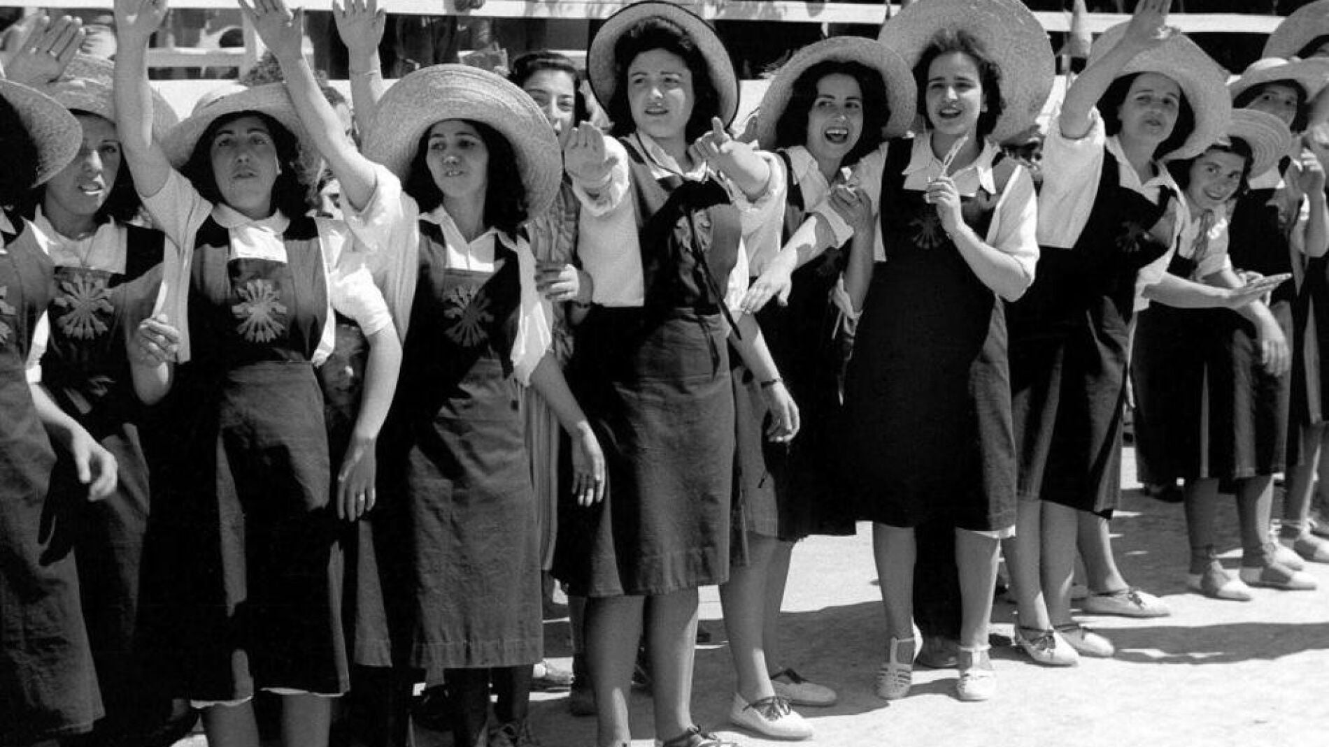 Así era el Servicio Social de la Sección Femenina de Falange, la “mili” de las mujeres durante el Franquismo Foto