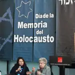 La superviviente del holocausto en el campo de concentración de Auschwitz (Polonia), Annette Cabelli (d) durante su intervención en el acto por el Día Internacional de la Memoria del Holocausto y Prevención de Crímenes contra la Humanidad, en la Plaza de la Asamblea, en Madrid