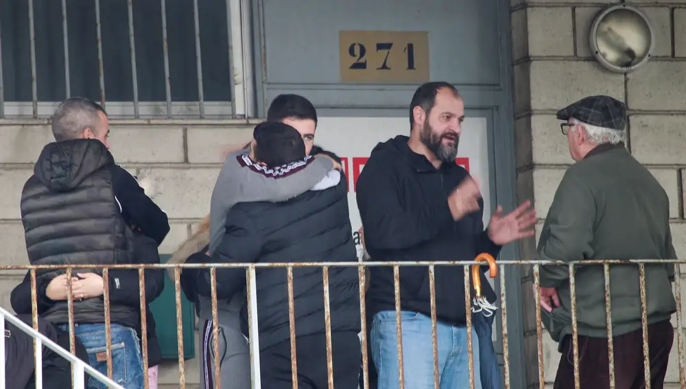 Familiares de los tripulantes del barco esperan noticias en Algeciras