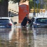 El río Ter se ha desbordado esta tarde en el barrio de Sant Ponç de la ciudad de Girona, tras los efectos meteorológicos del temporal "Gloria".