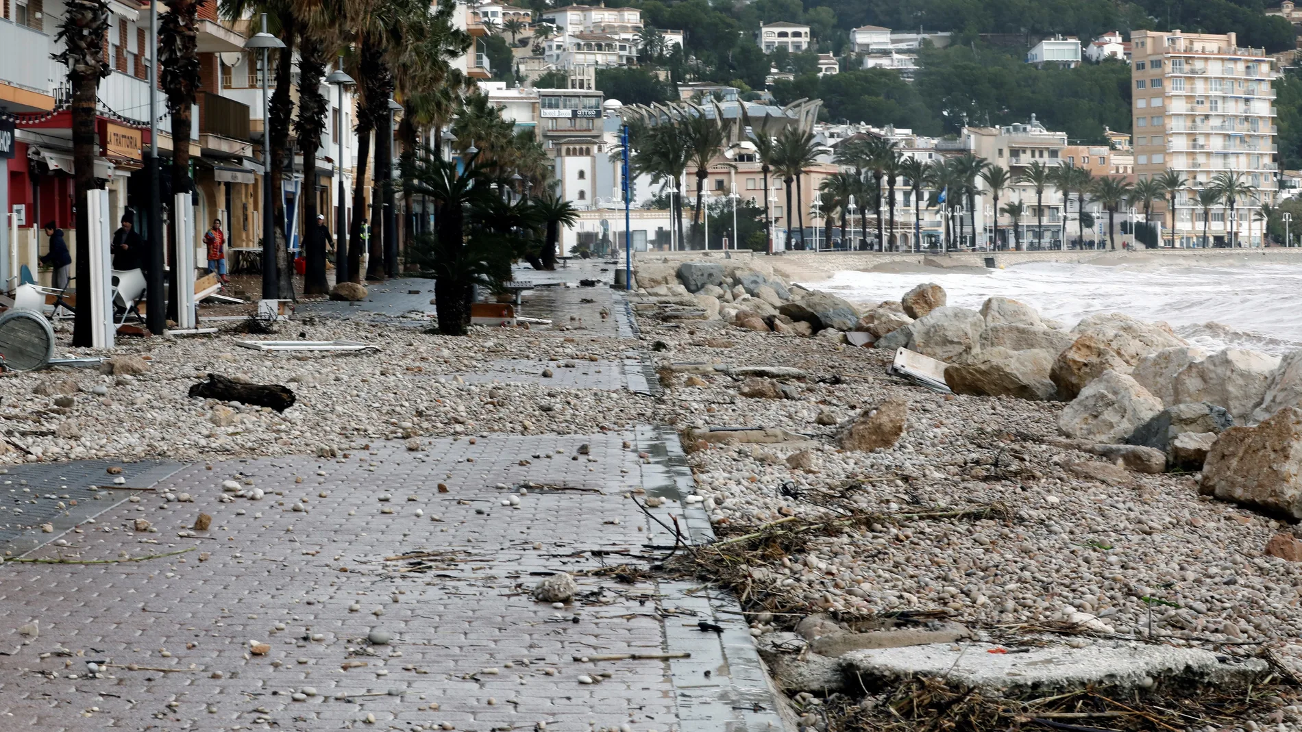 El paseo del Arenal de Xàbia, así como los comercios de zonas costeras de Alicante quedaron destrozados como los de la imagen
