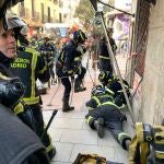 Bomberos del Ayuntamiento de Madrid rescatan a un trabajador de pocería tras un pequeño derrumbe en una galería subterránea
