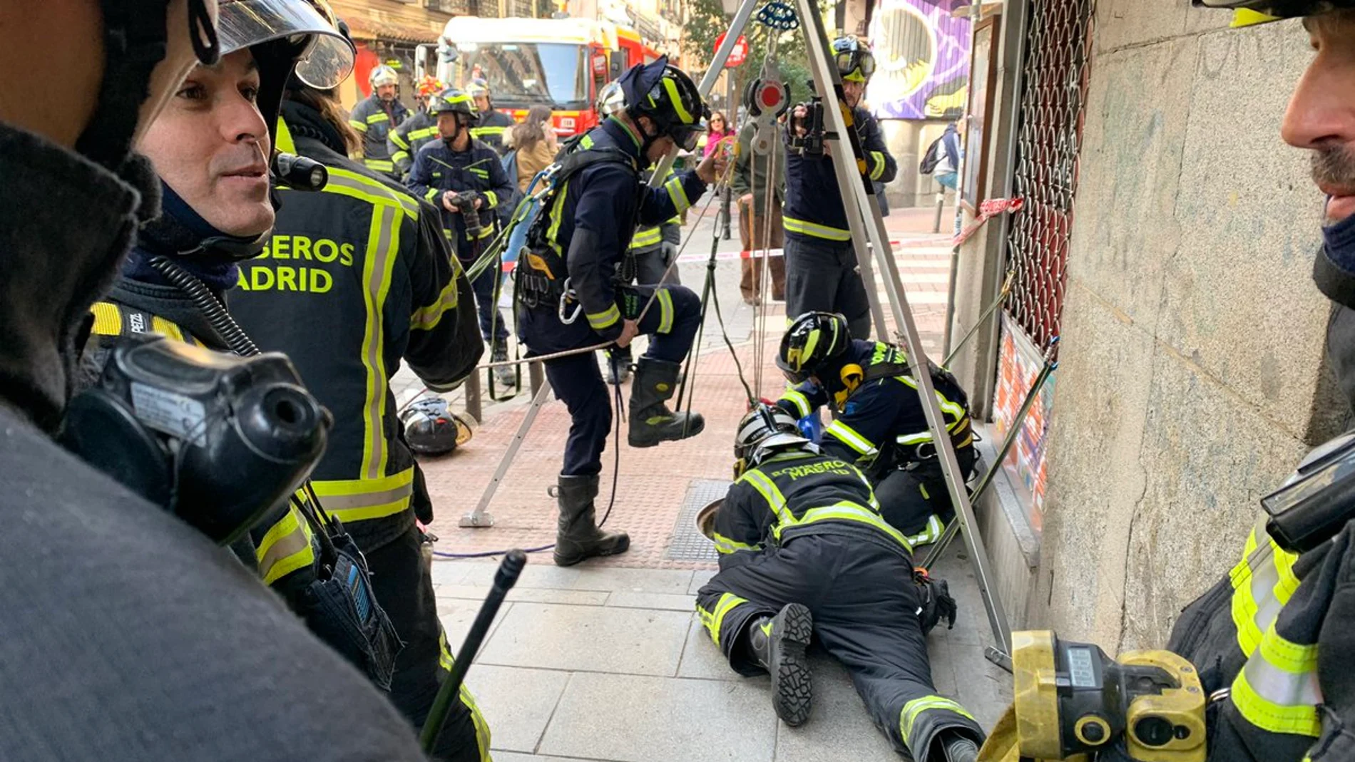 Bomberos del Ayuntamiento de Madrid rescatan a un trabajador de pocería tras un pequeño derrumbe en una galería subterránea