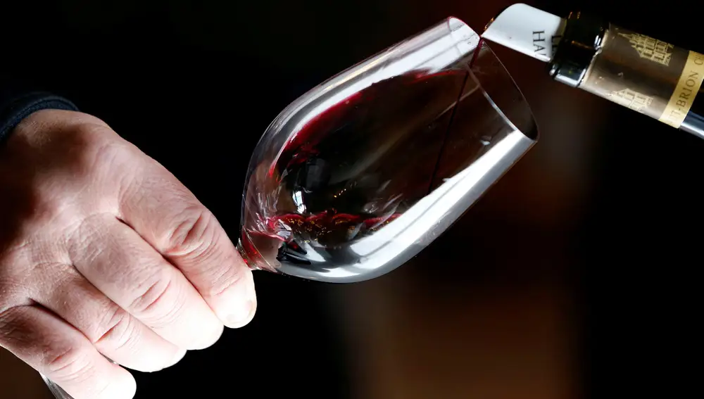El hecho de que el cuello y la boca de la botella sean tan estrechos permite que el vino se sirva gradualmente, sin que el líquido “choque” en la copa | Fuente: Reuters/ Regis Duvignau