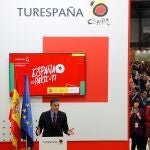 GRAF7443. MADRID, 24/01/2020.- El presidente del Gobierno, Pedro Sánchez, pronuncia un discurso en el estand de Turespaña, durante la visita a la feria internacional de turismo Fitur 2020 en Madrid, este viernes en Madrid. EFE/ Juan Carlos Hidalgo