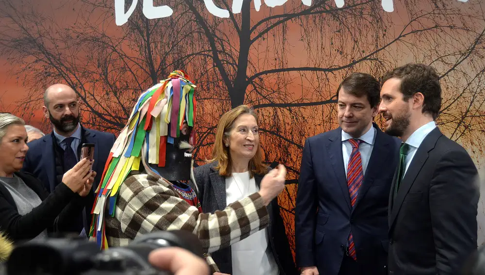 El presidente de la Junta de Castilla y León, Alfonso Fernández Mañueco; el presidente del PP Pablo Casado, y la diputada Ana Pastor, durante la Feria Internacional FITUR