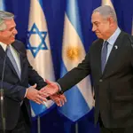 El &quot;premier&quot; israeli, Benjamin Netanyahu, saluda al presidente argentino, Alberto Fernández, ayer en Jerusalén/Reuters