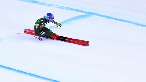 Mikaela Shiffrin de Estados Unidos en acción durante la primera carrera de descenso femenino en la Copa del Mundo de Esquí Alpino de la FIS en Bansko, Bulgaria