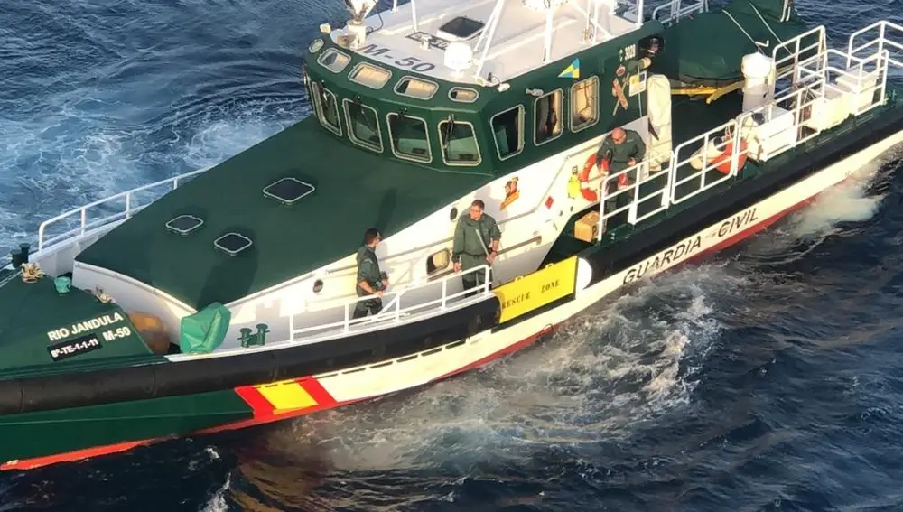 Patrullera de la Guardia Civil en el rescate de fardos de droga en el sur de Tenerife