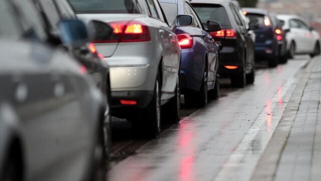Varios coches circulan en tráfico por la calzada, al pasar la borrasca `Gloria´ y dejar fuertes lluvias en la capital, en Madrid (España), a 24 de enero de 2020.24 enero 2020, frío, tiempo, invierno, agua, viento, abrigo, paraguas, Eduardo Parra / Europa Press24/01/2020