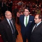 Suárez-Quiñones conversa con el ex consejero de Agricultura, José Valín, y el alcalde de La Bañeza, Javier Carrera, antes del inicio de la jornada