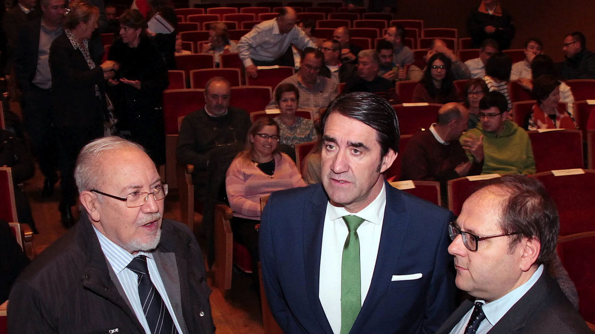 Suárez-Quiñones conversa con el ex consejero de Agricultura, José Valín, y el alcalde de La Bañeza, Javier Carrera, antes del inicio de la jornada