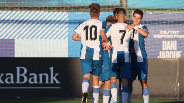 El Juvenil A del Espanyol celebra un gol.